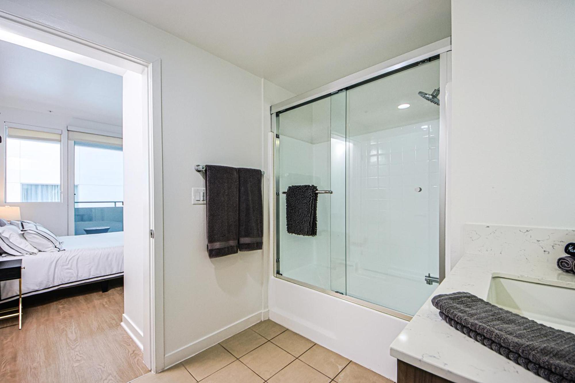 The Carlton- Modern-Luxury 2 Master Suites In Hrt Of Sm Steps To Ocean Ave 洛杉矶 外观 照片