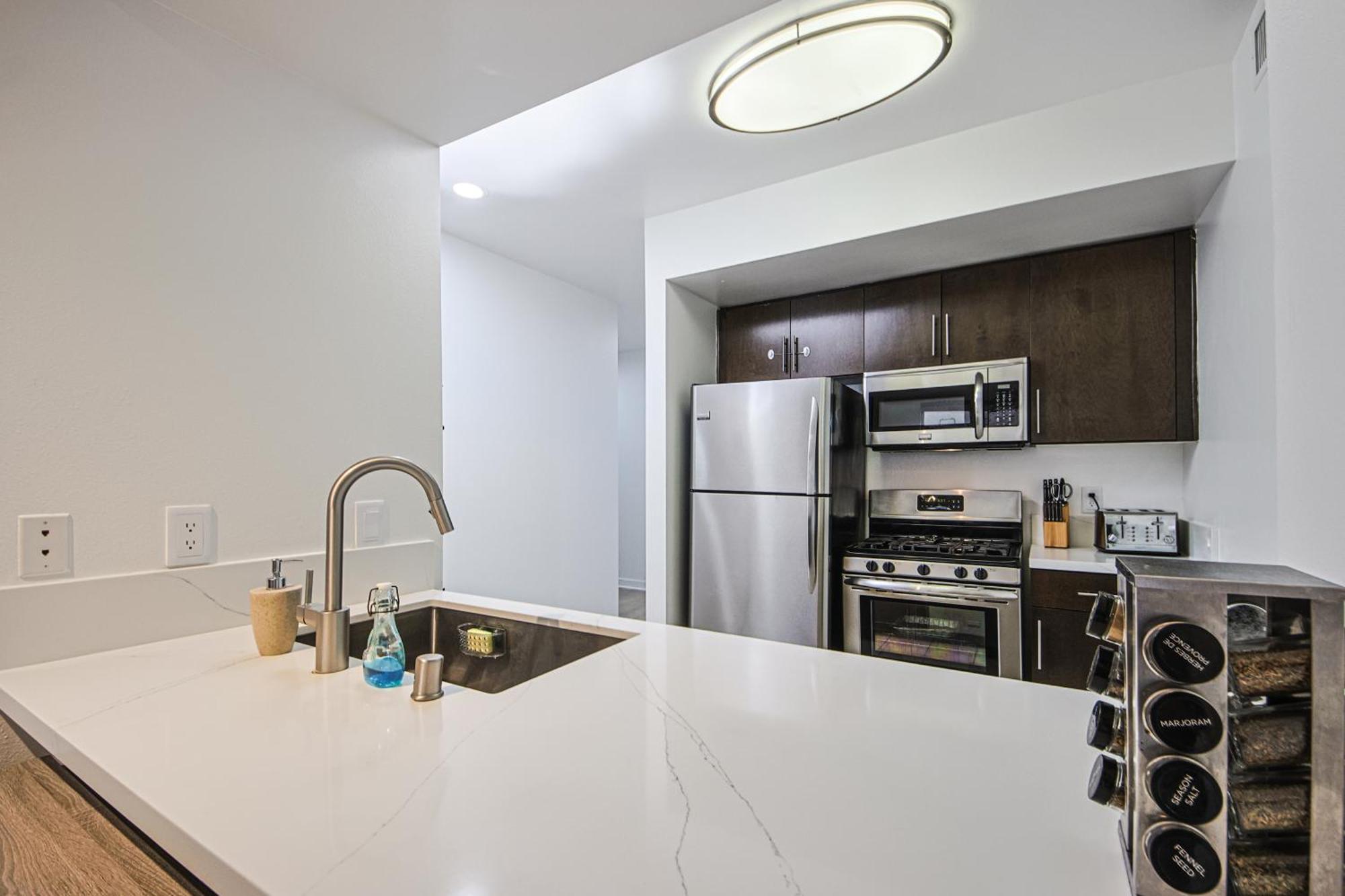 The Carlton- Modern-Luxury 2 Master Suites In Hrt Of Sm Steps To Ocean Ave 洛杉矶 外观 照片